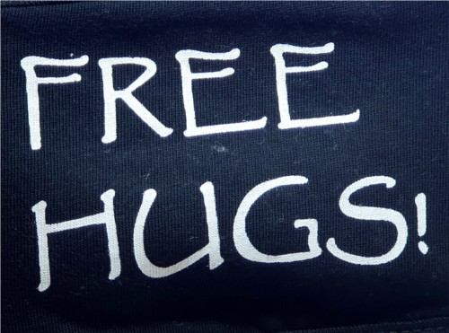 Mascherina AntiPolvere Nera Scritta Free Hugs